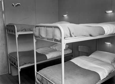 166894 Interieur van het nieuwe pension voor spoorwegpersoneel De Oase te Rotterdam Zuid: slaapzaal.